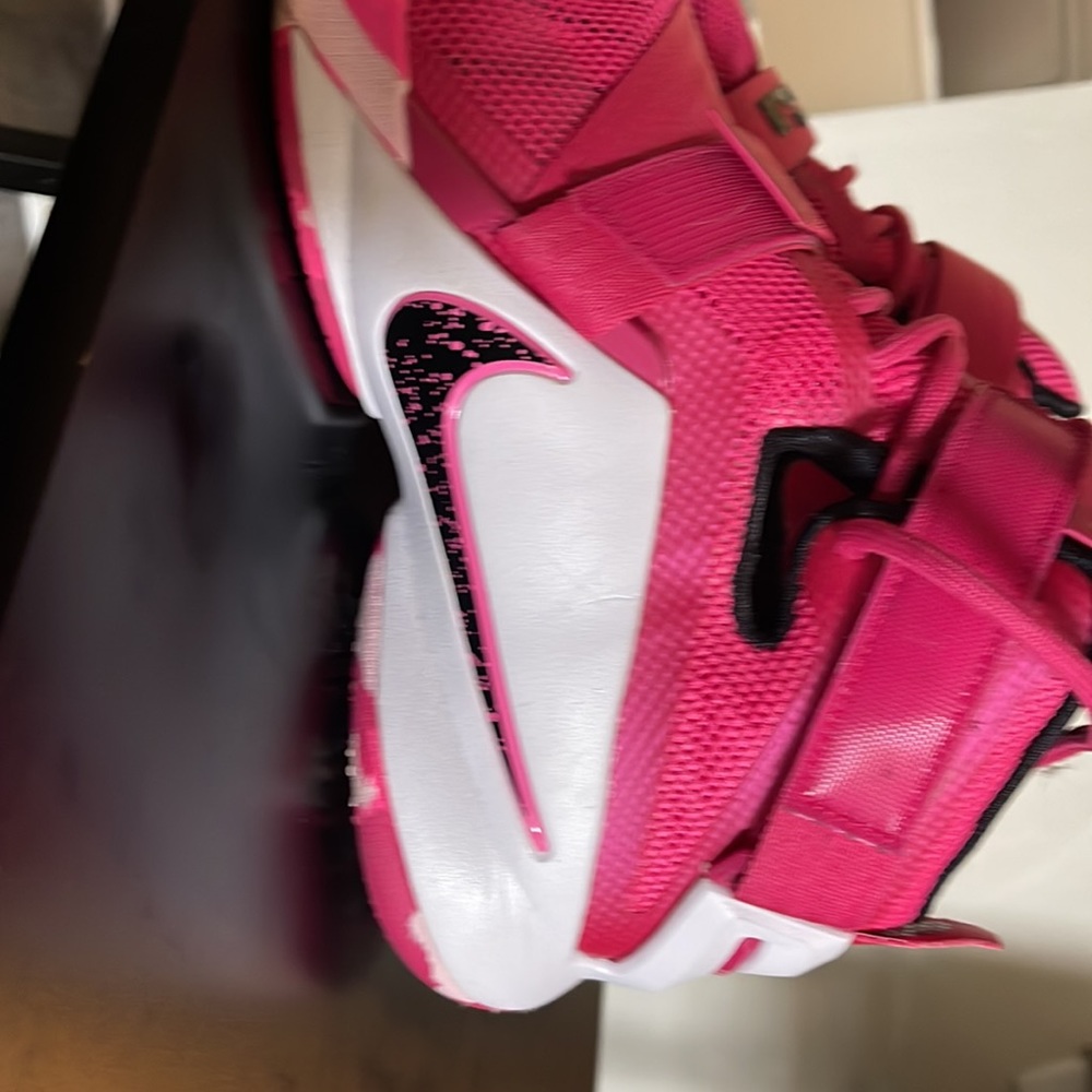 LeBron Solider 9 “Think Pink” - Picture 4 of 7